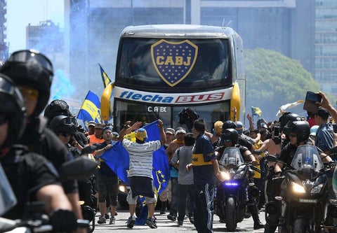 Bus de Boca Juniors en las inmediaciones al estadio Monumental de River
