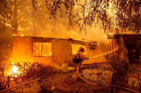 Bomberos en los trabajos de control de los incendios en California
