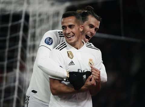 Lucas Vásquez celebra un gol con Gareth Bale