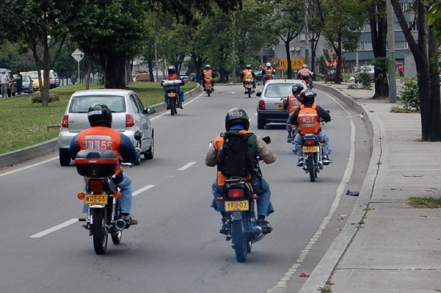 Motociclistas en vías.