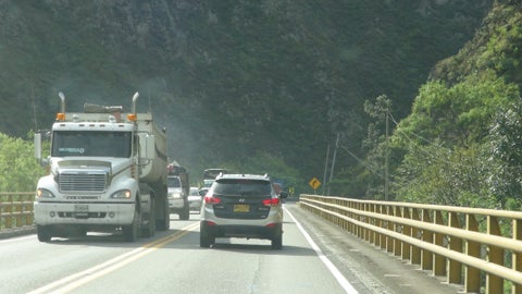 Transito de vehículos vía al Llano