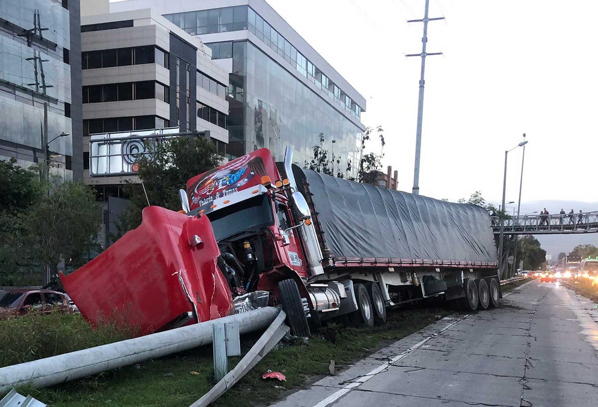 Accidente de tractomula en autopista norte