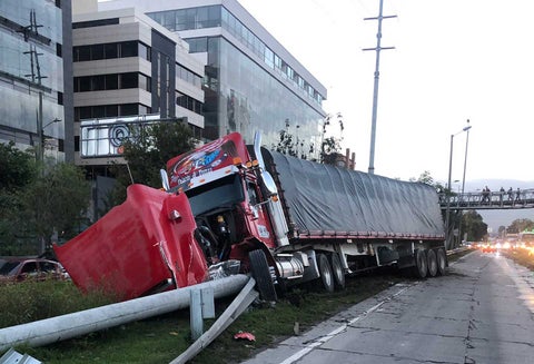 Accidente de tractomula en autopista norte