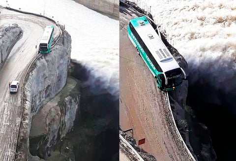 Bus casi se accidenta gravemente en curva peligrosa frente al río Cauca