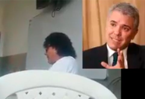 El docente instando a sus alumnos a insultar