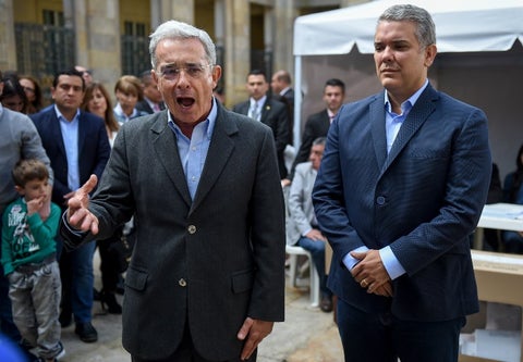 Ex senador Álvaro Uribe (izq.) y presidente Iván Duque