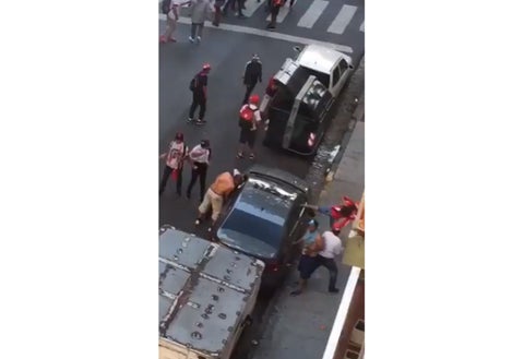 Ataque de jóvenes con camisetas de River