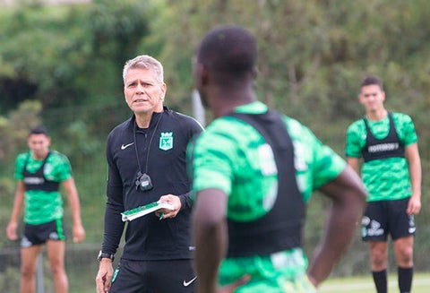 Paulo César Autuori dirige un entrenamiento de Atlético Nacional