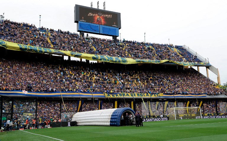 Hinchas de Boca en el Estadio La Bombonera, en Buenos Aires (Argentina)
