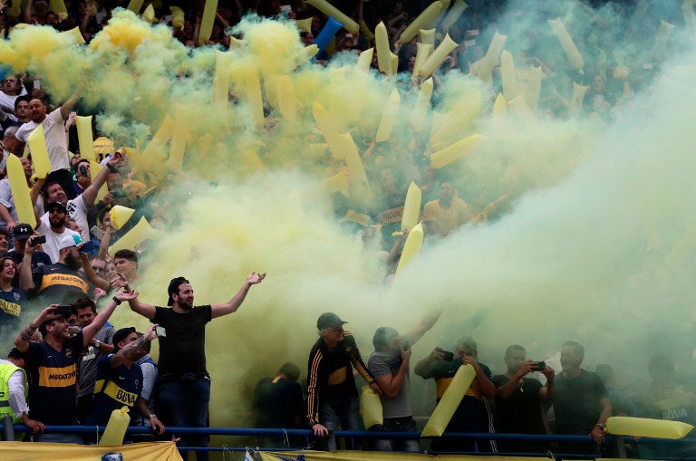 Hinchas de Boca en el Estadio La Bombonera, en Buenos Aires (Argentina)