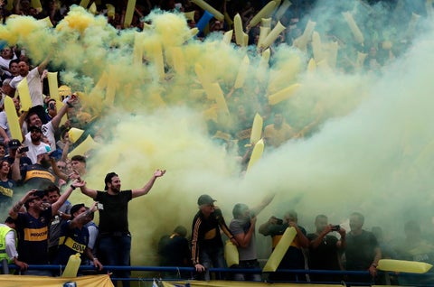 Hinchas de Boca en el Estadio La Bombonera, en Buenos Aires (Argentina)