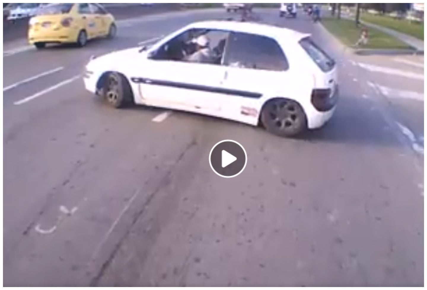 Carro fantasma arrolló una moto y quedó registrado en video mientras huía