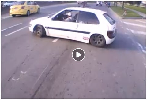 Carro fantasma arrolló una moto y quedó registrado en video mientras huía