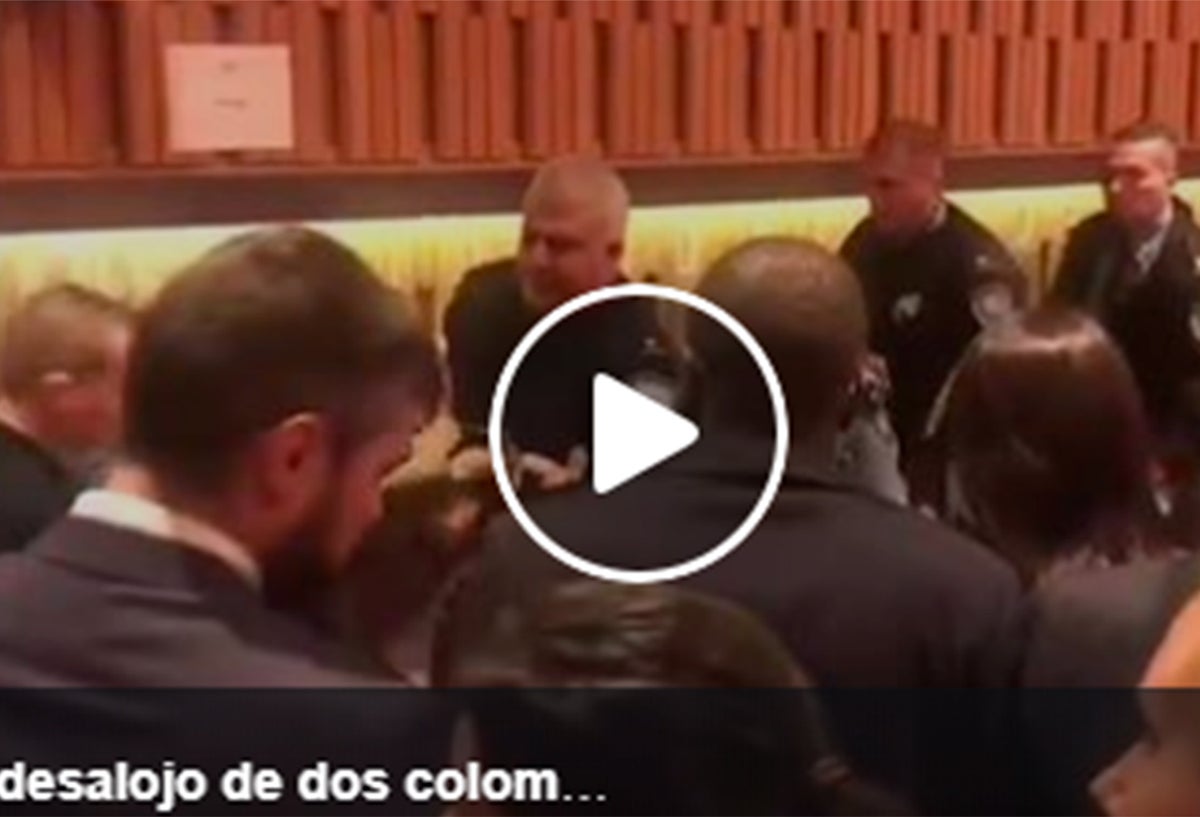 Momento en que los colombianos Freddy Antonio Preciado y Edilberto Muñoz son expulsados de la Unesco, en París