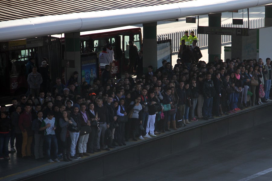 Ciudadanos esperando el bus de Transmilenio