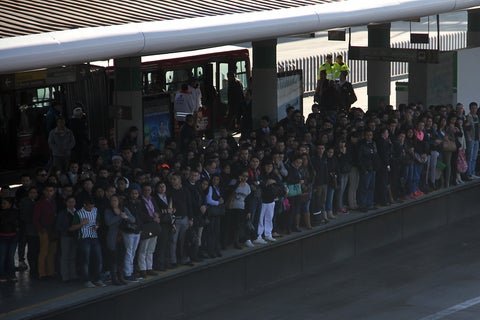 Ciudadanos esperando el bus de Transmilenio