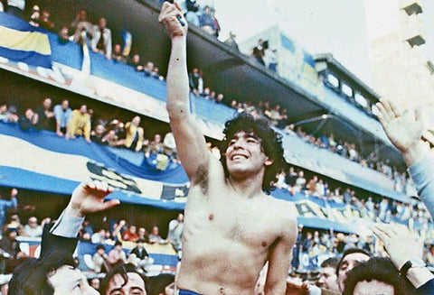 3. Diego Armando Maradona. Es un símbolo no solo del fútbol argentino sino de Boca Juniors. En 1981, al llegar al equipo de sus amores, ganó su único título al obtener el Metropolitano. Al retornar a Argentina en 1995 volvió al club donde concluyó su carrera dos años más tarde.
