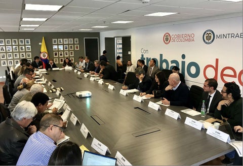 Mesa de conversaciones en el Ministerio de Trabajo.