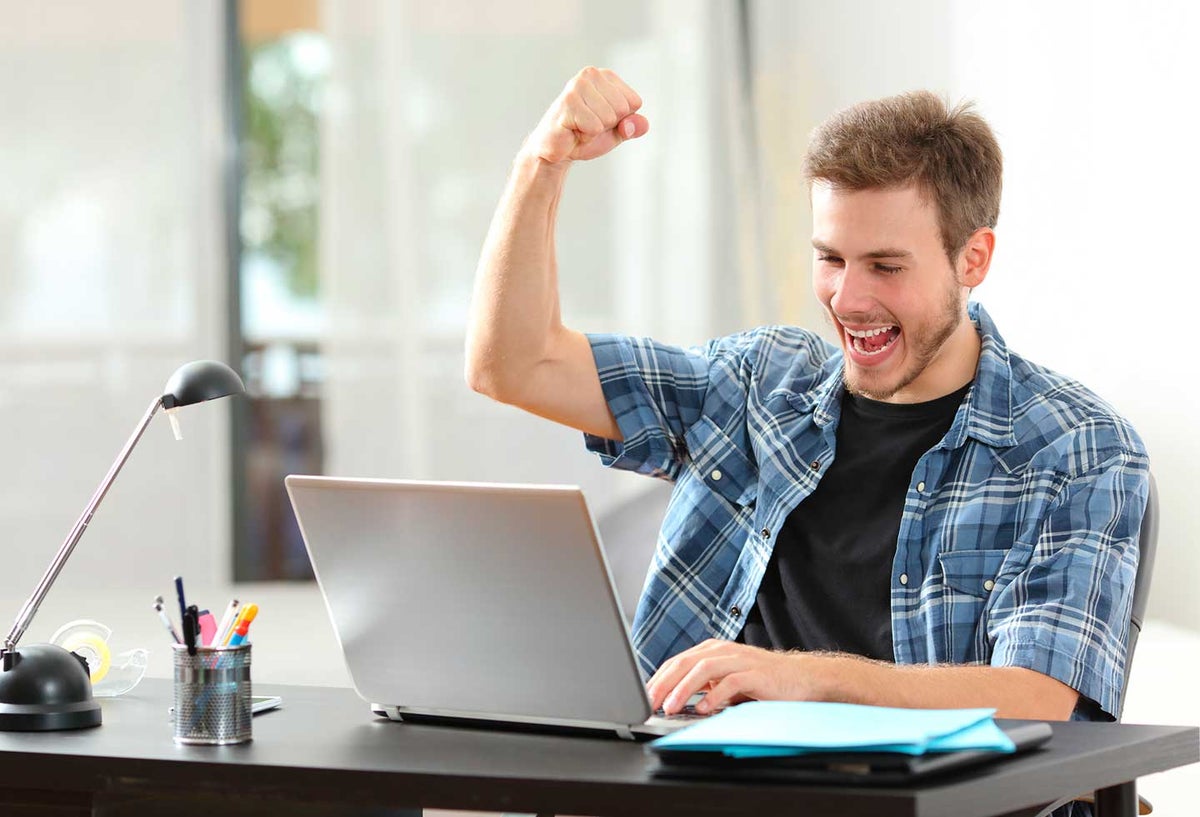 Profesionales buscan empleo en plataformas como Linkedin