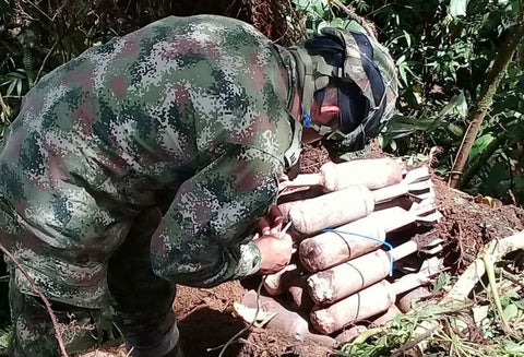 Militares destruyendo los artefactos explosivos.