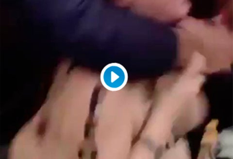 Momento en que las mujeres de Femen son agredidas