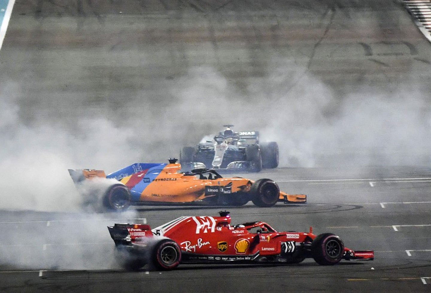 Fernando Alonso, despedido de la Fórmula Uno en el Gran Premio de Abu Dabi, en Emiratos Árabes Unidos, por los pilotos Lewis Hamilton y Sebastian Vettel