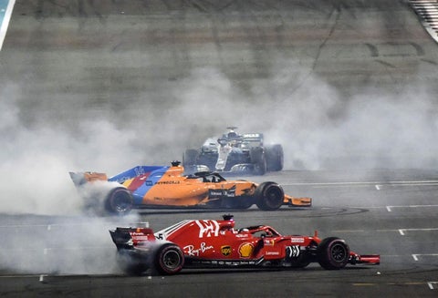 Fernando Alonso, despedido de la Fórmula Uno en el Gran Premio de Abu Dabi, en Emiratos Árabes Unidos, por los pilotos Lewis Hamilton y Sebastian Vettel