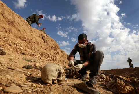 Hallan fosas comunes en Irak