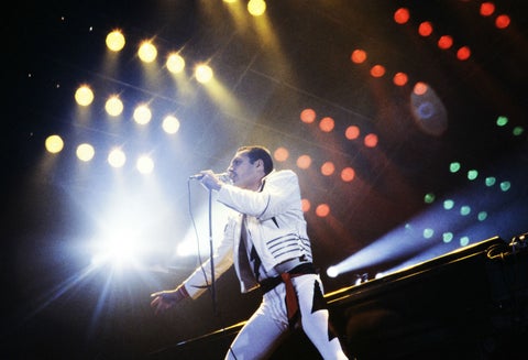4. Siendo 1988, Freddie Mercury disfrazó de hombre a Lady Di para lograr salir de noche. Un día le hizo la arriesgada propuesta para lograr salir con algunos amigos por Londres. Fue con la ayuda de la actriz de comedia Cleo Rocos y del actor y DJ Kenny Everett, que logró que la princesa Diana con una gorra, unas gafas de sol y una chaqueta militar pasara inadvertida por la capital británica.