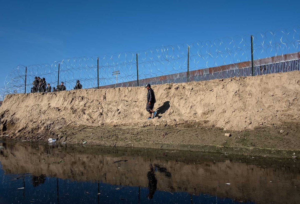 Caravana de migrantes intentó pasar la frontera de EE.UU. con México