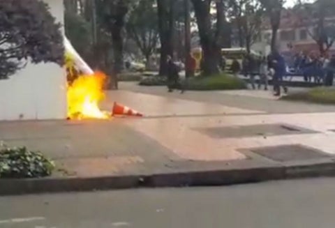 Ataque a policía en marchas de estudiantes