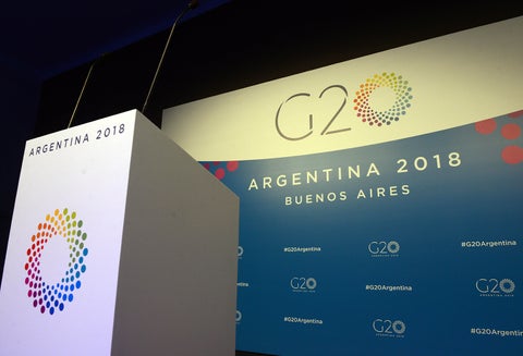 Uno de los atriles del G20 instalados en Buenos Aires (Argentina)
