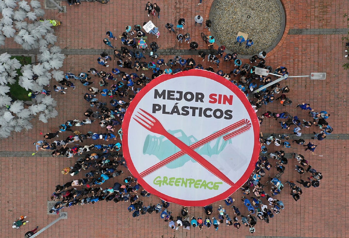 Desde las nueve de la mañana de este domingo, cientos de personas se reunieron en Bogotá para alertar sobre la contaminación plástica que vive Colombia, una iniciativa liderada por Greenpeace.