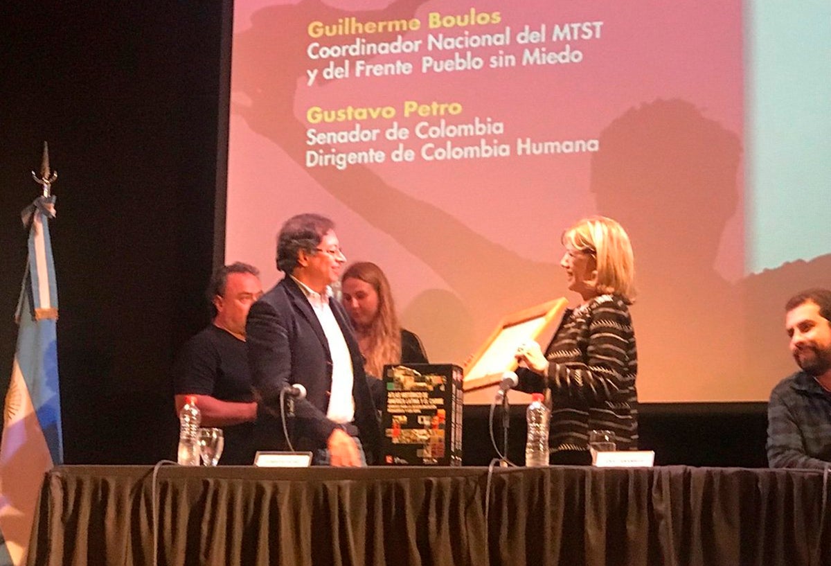 El senador Gustavo Petro recibiendo el título de profesor honorario de la Universidad Nacional de Lanús, en Argentina