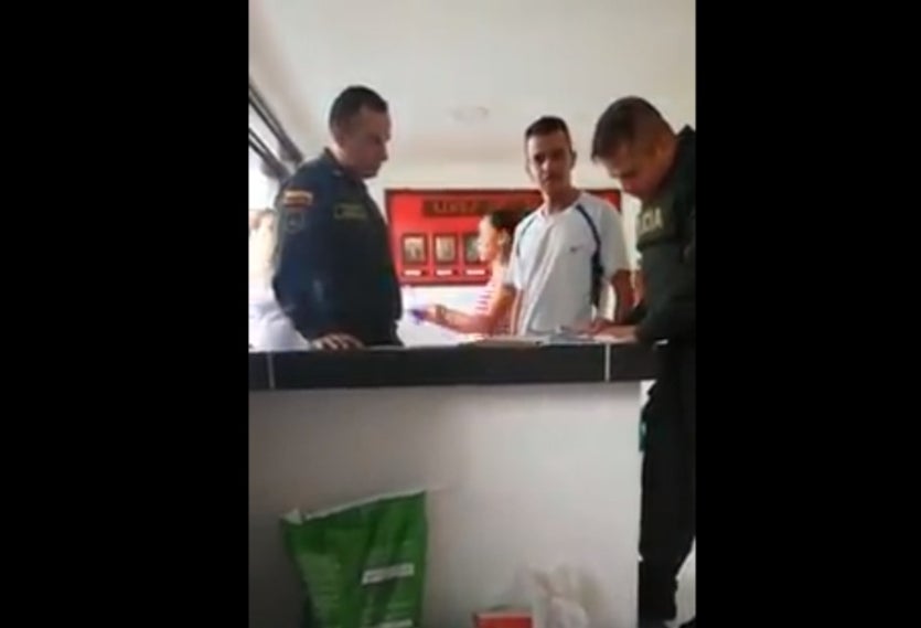 Hombre agrede a policía