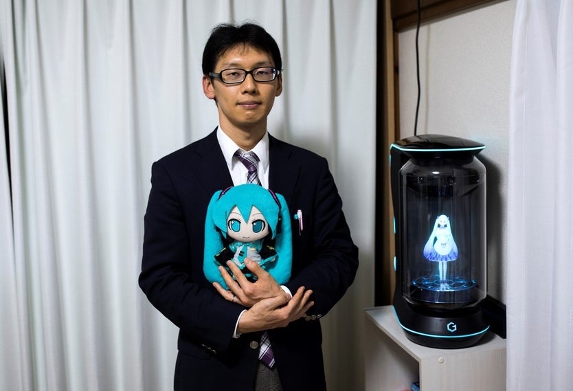 Hombre se casa con un holograma