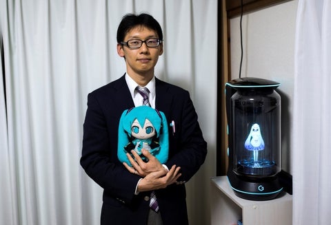 Hombre se casa con un holograma