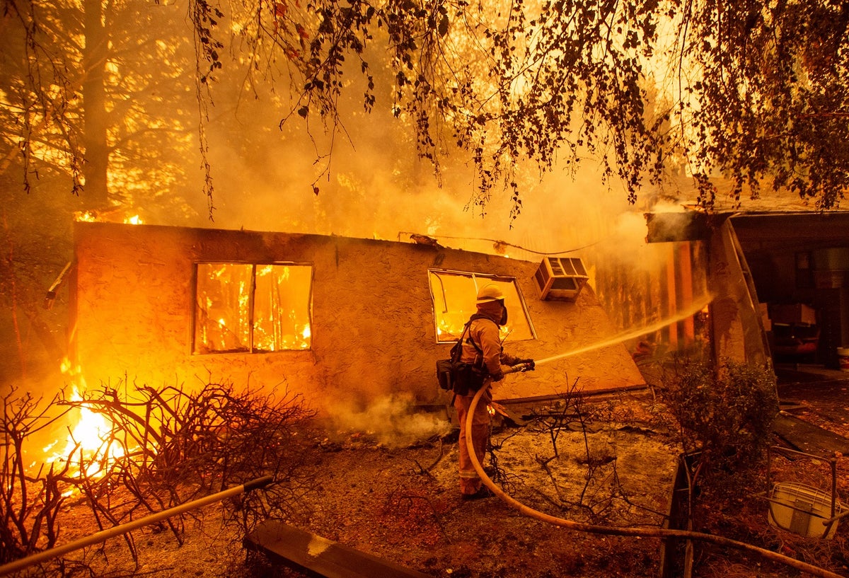 Incendios forestales en California dejan varios muertos y miles de evacuados.