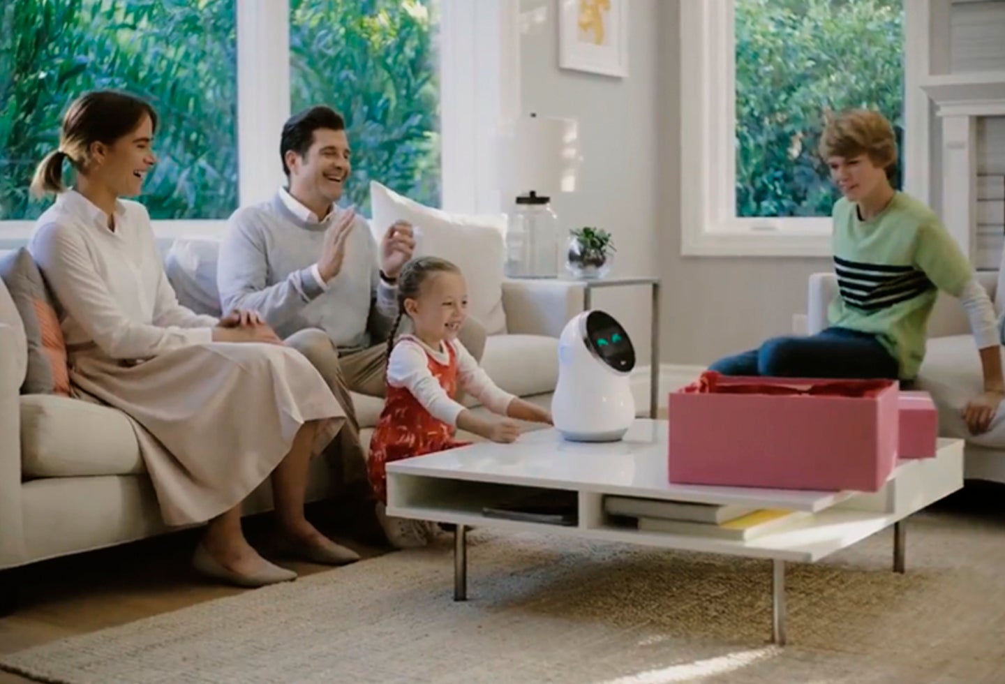 Una familia prueba un robot inteligente en su hogar