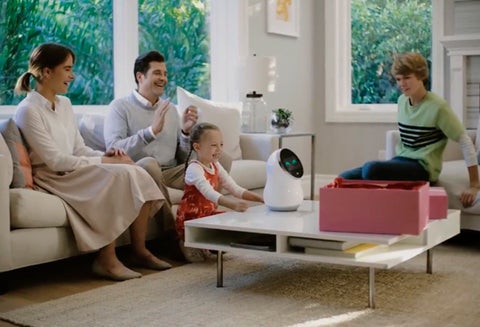 Una familia prueba un robot inteligente en su hogar