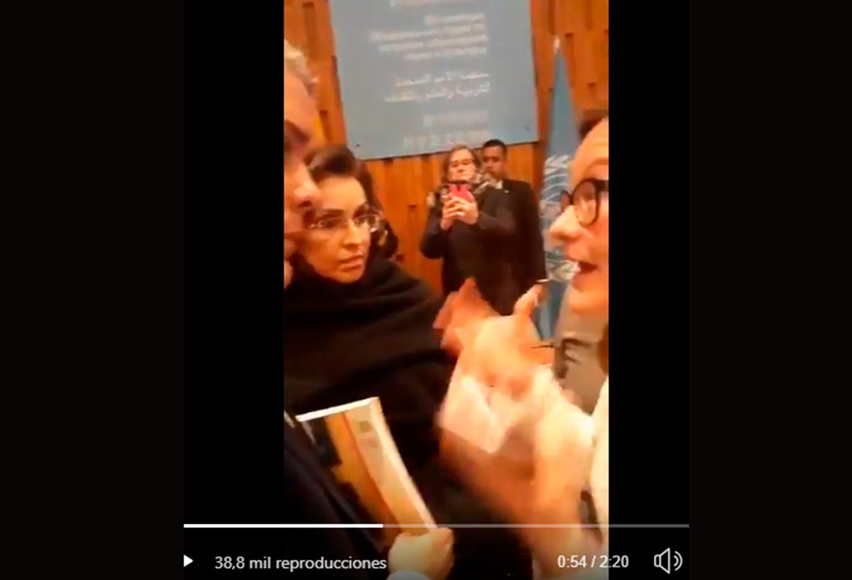 El presidente Iván Duque debatiendo con la estudiante en París