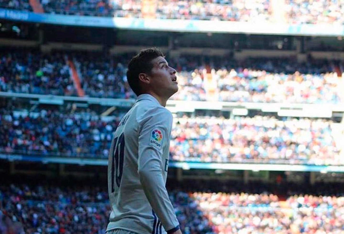 James Rodríguez luce la camiseta del Real Madrid