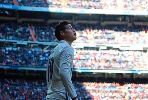 James Rodríguez luce la camiseta del Real Madrid
