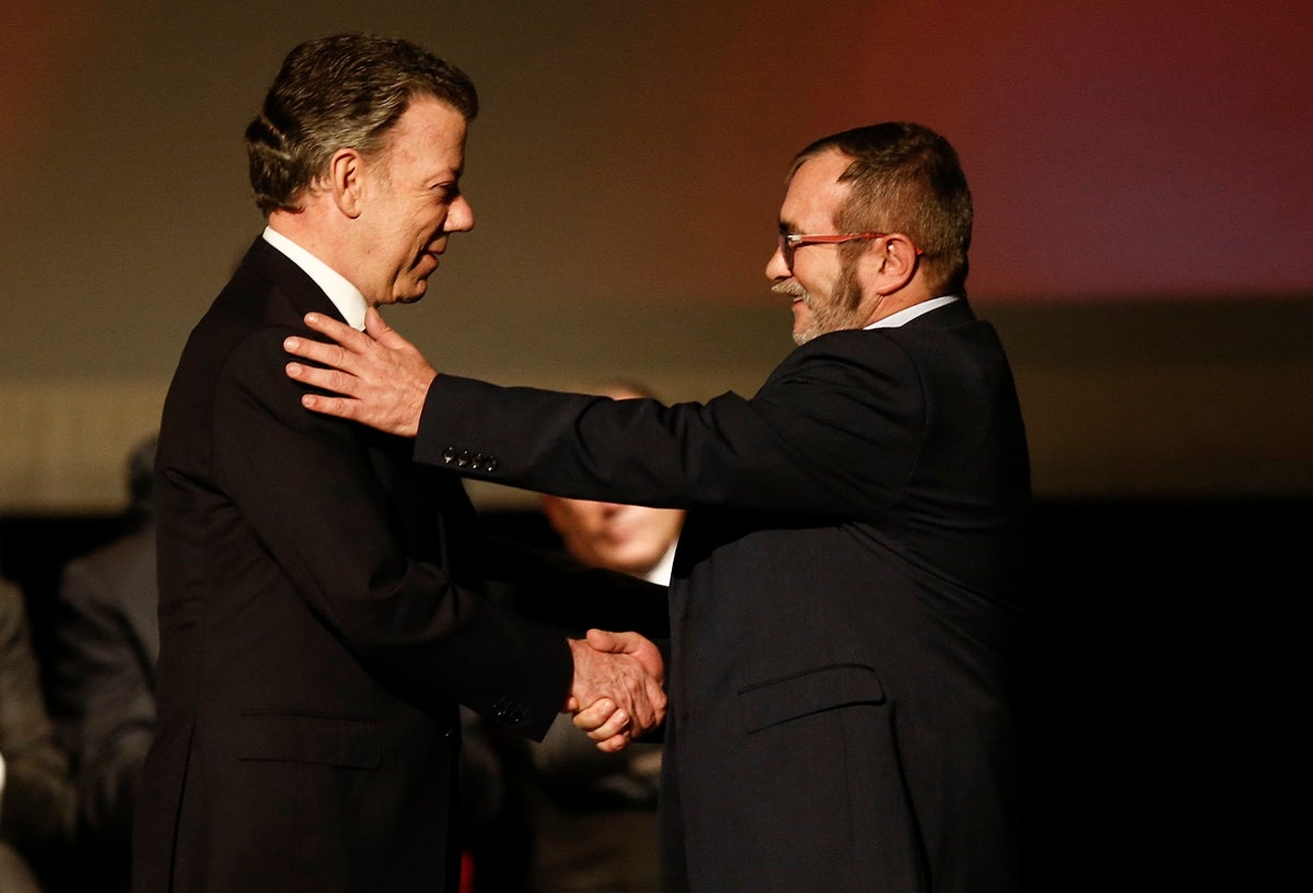 Juan Manuel Santos y Rodrigo Londoño, alias 'Timochenko', el 24 de noviembre de 2016