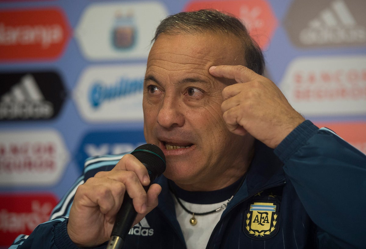 Julio Olarticoechea, entrenador argentino