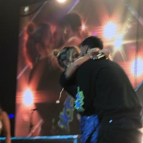 Karol G y Anuel AA se besan