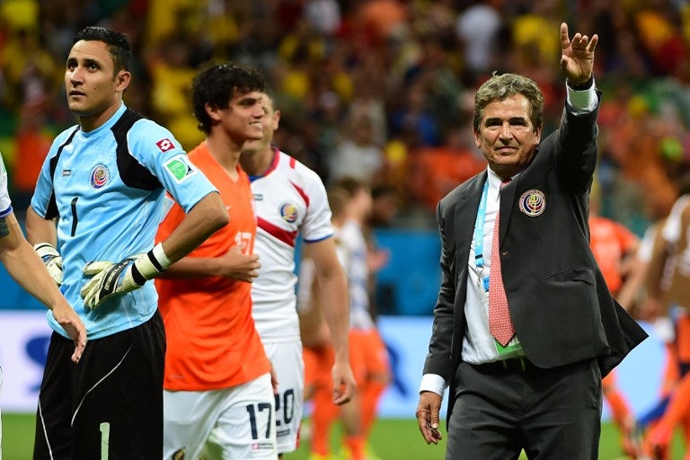 Keylor Navas y Jorge Luis Pinto en un partido del Mundial de Brasil 2014