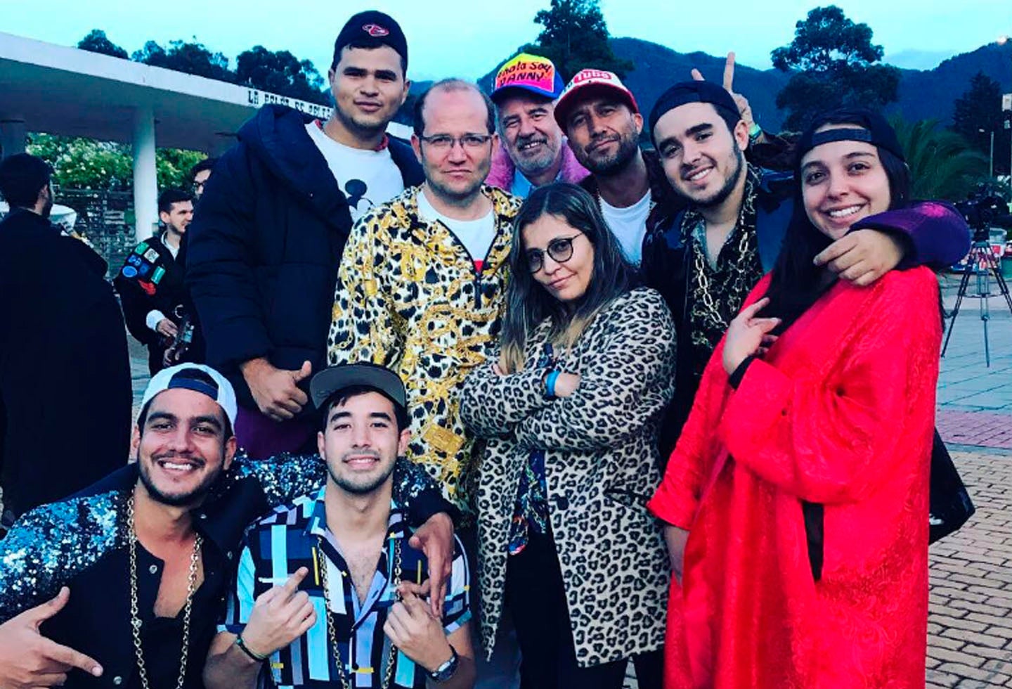 Los estudiantes junto a Daniel Samper Ospina, decidieron vestirse como Maluma para que el Gobierno les preste atención.