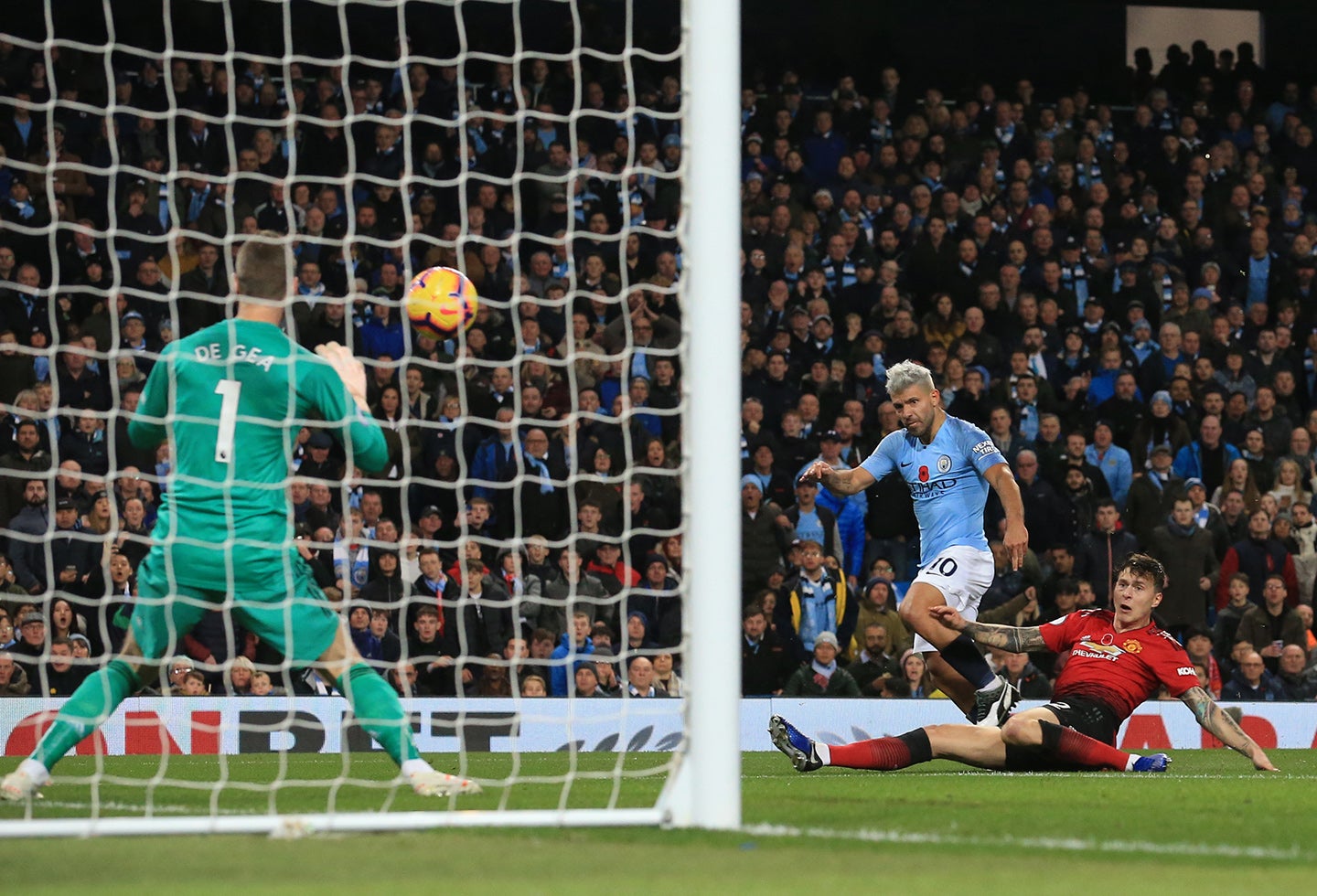 Sergio Agüero, en acción ante Manchester United en el Etihad Stadium