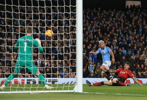 Sergio Agüero, en acción ante Manchester United en el Etihad Stadium